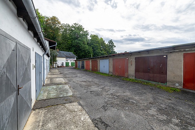 Garáž místo bytu: Levnější investice, která v Česku rychle zdražuje. Jak ji koupit?