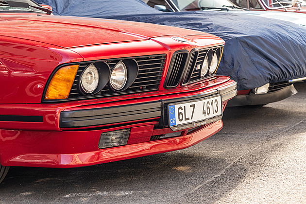 Smečka veteránů chce vidět Neapol a přežít. Právě vyjíždí z Prahy