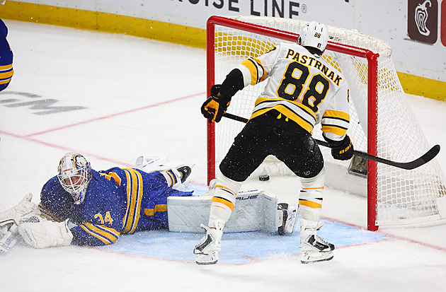 Pastrňák gólem z prodloužení udržel Boston ve hře, Edmonton vyhnal Dostála