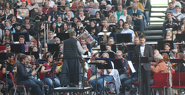 Šest set hudebníků v industriálních kulisách. Ostravu čeká velkolepý koncert
