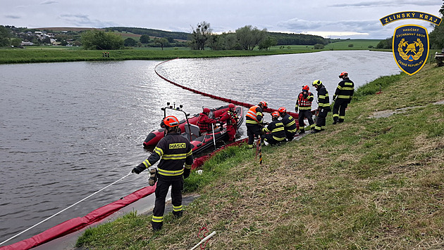 Hasiči odstraňují skvrny z hladiny řeky Moravy, mohlo jít o ropnou látku