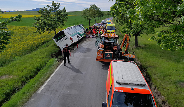 Autobus vezl děti na plavání, utrhla se s ním krajnice. Čtrnáct zraněných