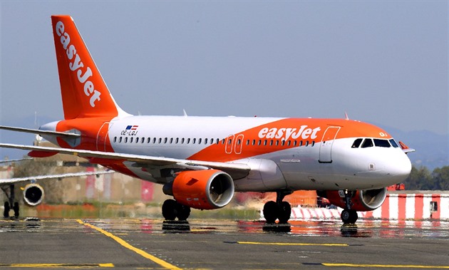 Letadlo EasyJet muselo nouzově přistát v Římě. Cestující měl v kufru powerbanku