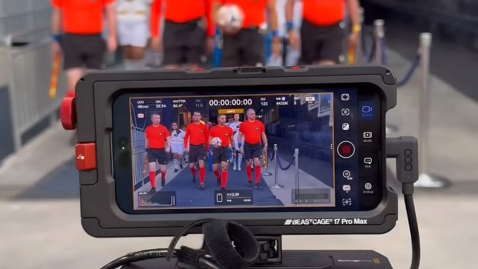 Apple vůbec poprvé natočil celý fotbalový zápas jen na iPhony. Kvalita je skvělá, „vypomohl“ si jen objektivy za miliony korun