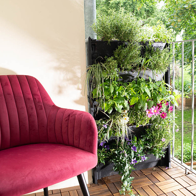 Malý balkon může vypadat jako z katalogu. Vertikální zahrady vám ušetří místo, čas i práci