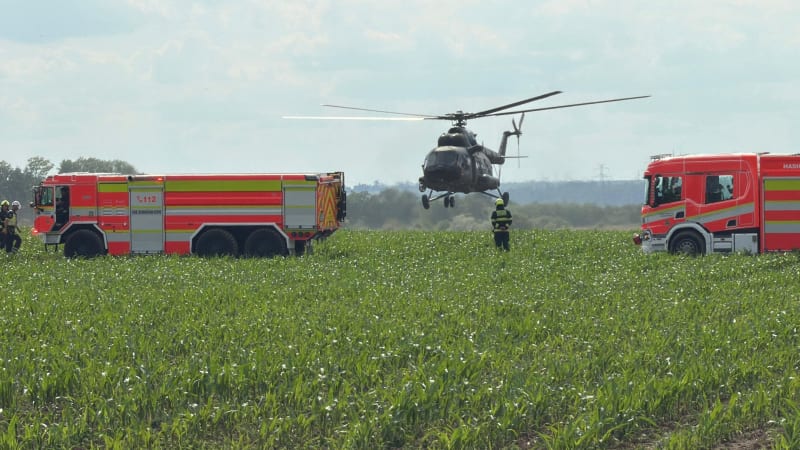 Na okraji Prahy havarovalo letadlo: Zemřeli dva lidé, zasahují u něj záchranné složky