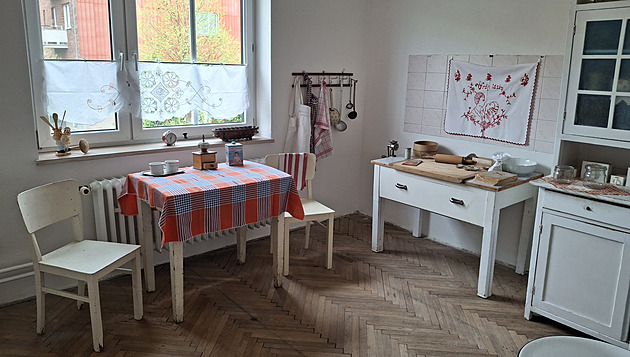 Jako za Bati. Cihlový půldomek předvádí proslulé podnikové bydlení ze 30. let