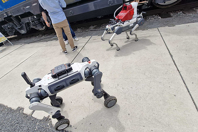 Robotičtí psi či nové bateriové vlaky. Veletrh ukázal novinky ze světa železnice