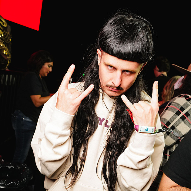 Při srážce dvou vrtulníků zemřel zpěvák Oliver Tree. V létě měl hrát v Praze