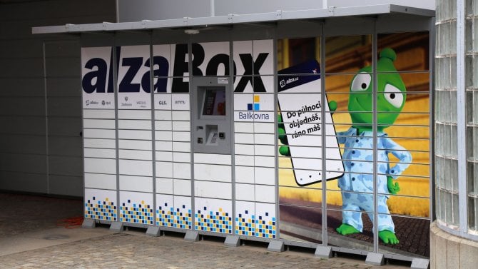 Praha už nechce další krabice na chodnících. Výdejní boxy čekají přísnější pravidla