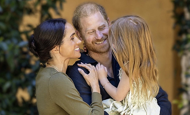 Šok v královské rodině. Harry a Meghan s dětmi se vrací do Británie