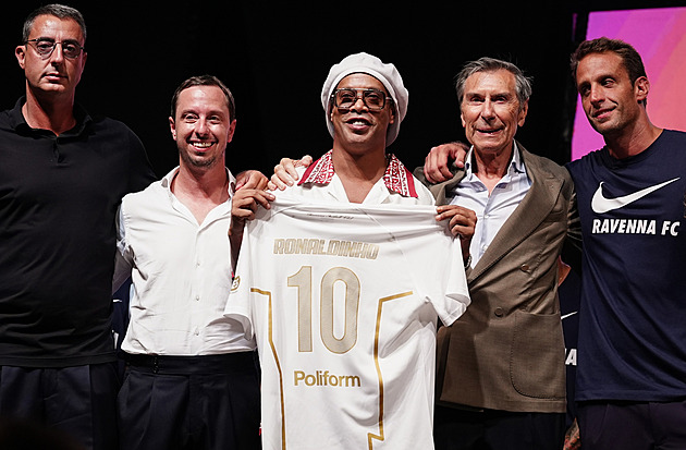 Návrat legendy. Ronaldinho už je hráčem Ravenny, v Itálii způsobil poprask